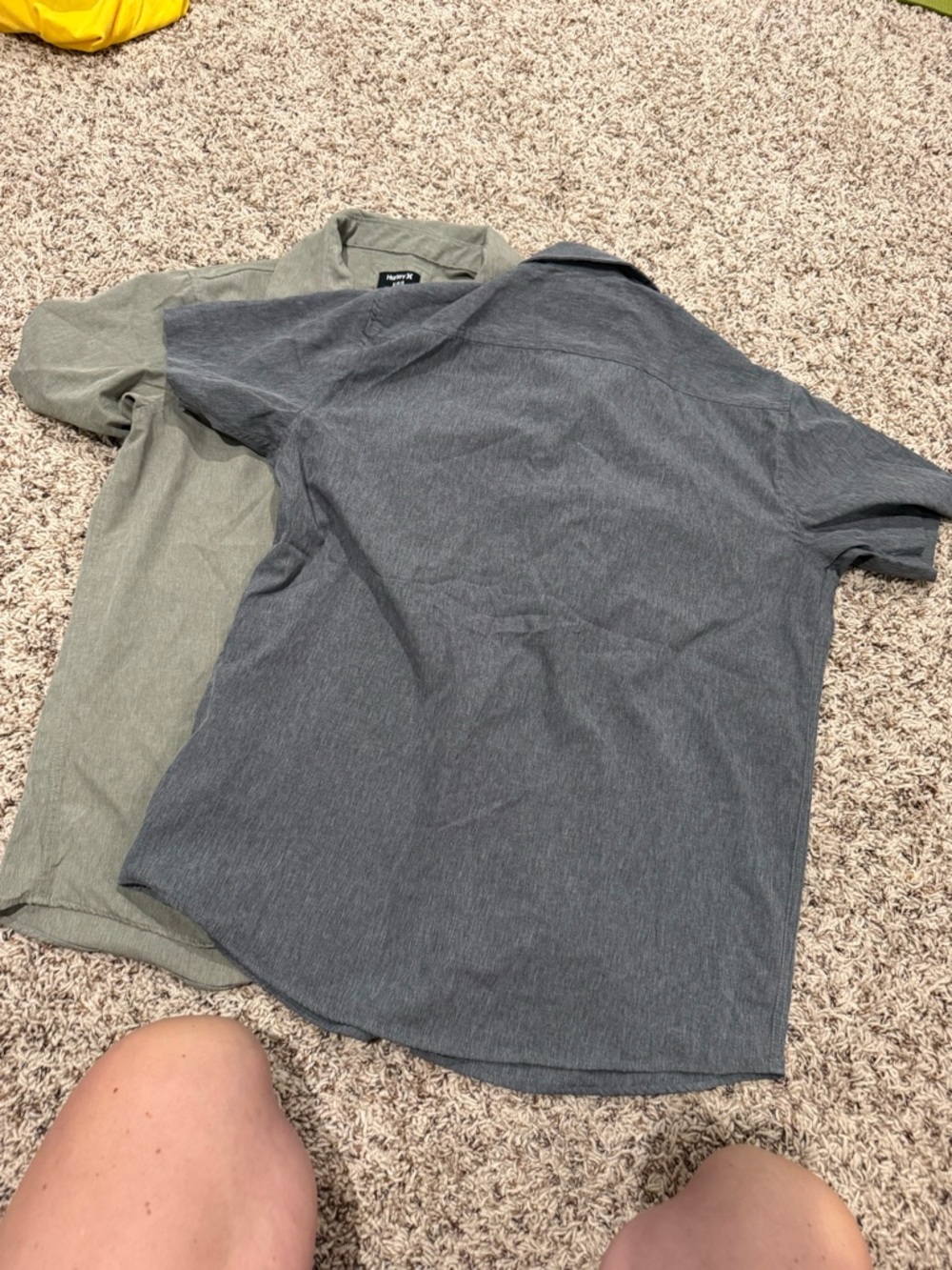 Hurley Men's Short-Sleeve Button-Down Shirt Duo in Gray and Light Olive - Picture 4 of 4